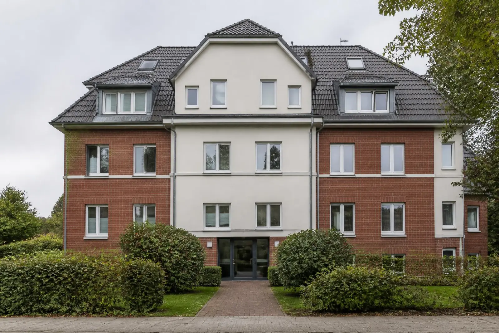 Gepflegtes Mehrfamilienhaus in Hamburg mit sauberem Eingangsbereich